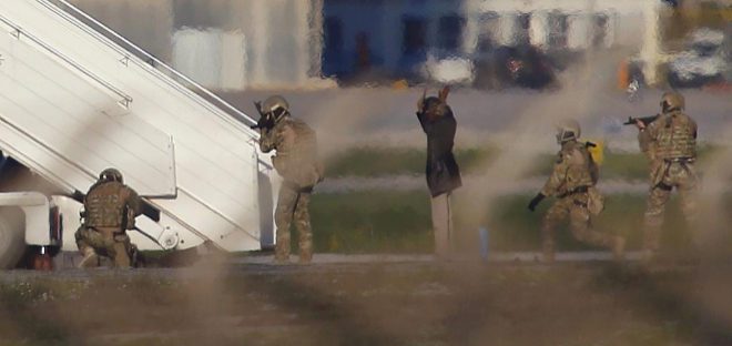 Los secuestradores del avión libio utilizaron armas falsas 3 161223 liberan avion