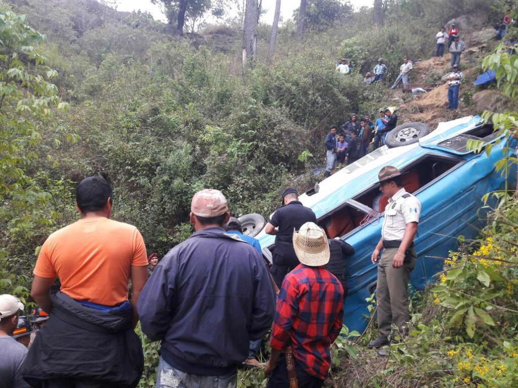 Bus cae a barranco y deja 4 muertos y varios heridos 1 161224 microbús