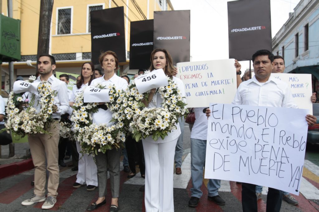 Zury Ríos encabeza manifestación para exigir reactivación de pena de muerte 1 170216 MARCHA PENA DE MUERTE 13