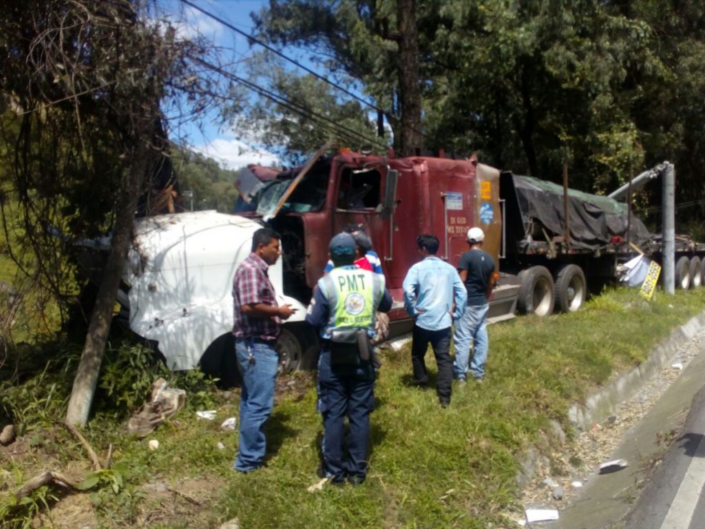 Camión pierde los frenos y destruye varios postes 1 171018 tráiler accidente