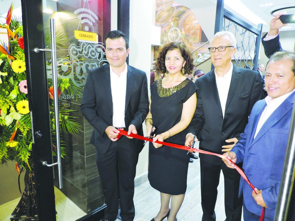 Amplían cadena de restaurantes de pollo