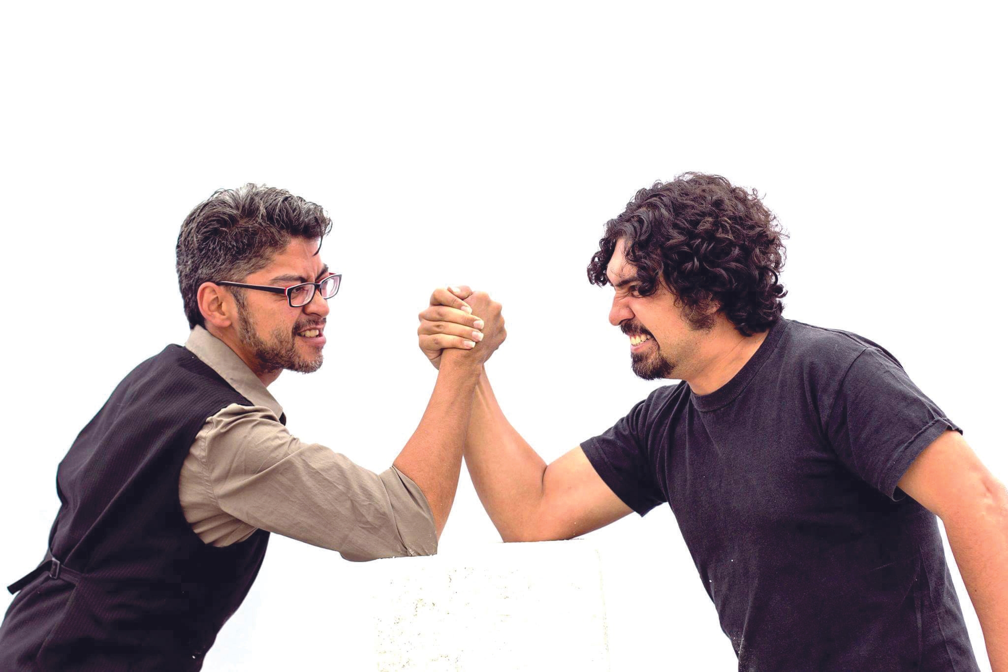 Duelo entre cantautores Casa Roja.
