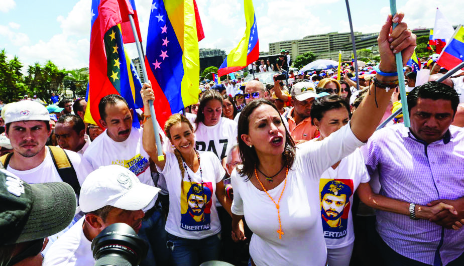 Buscan inhabilitar a líder de oposición venezolana
