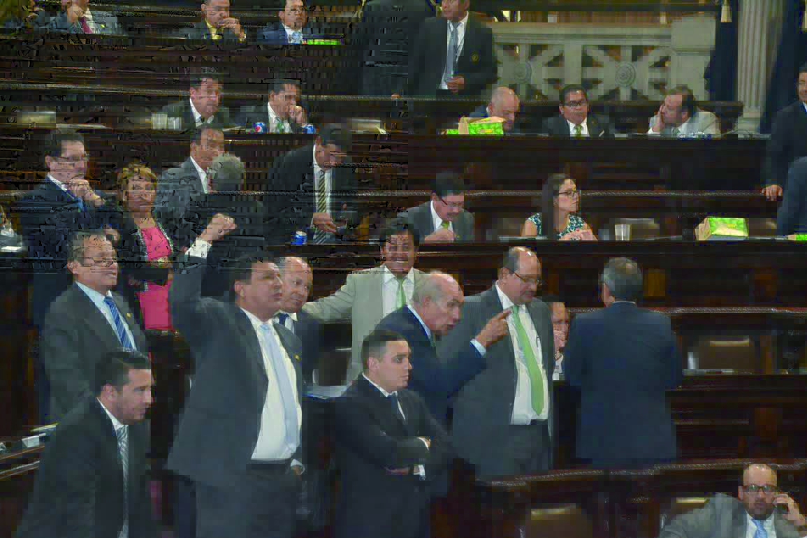 Gritos y golpes en reunión del pleno