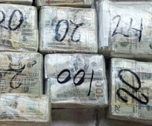 Hallan dolares en doble fondo de camioneta 4 dolares