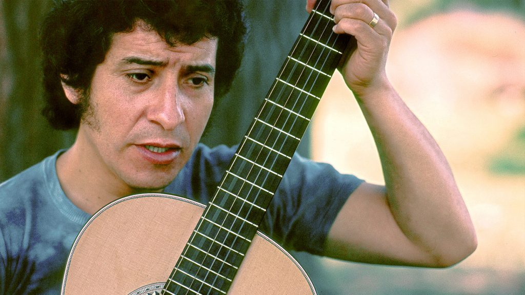 Víctor Jara: una estrella que nunca dejará de resplandecer 1 VICTOR JARA Guitar 1 P0003 By Photographer Antonio Larrea 112 HiRes 16x9 Color videoSixteenByNineJumbo1600