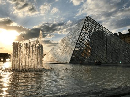 La Pirámide del Louvre