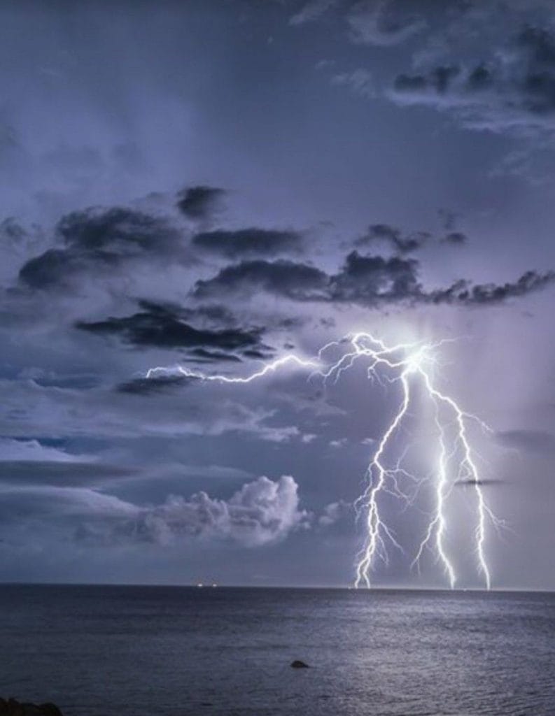 Ligados a una tormenta extranjera (Spanish and English) 1 LIGADOS A UNA TORMENTA EXTRANJERAjpg