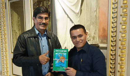¡Bienvenidos a la generación planetaria! 2 Hámer Salazar Director General de HC EDITORES (Costa Rica) y Carlos Javier Jarquín (Director General de CANTO PLANETARIO muestran la portada del Volumen II de CANTO PLANETARIO, foto: 16 de julio de 2023.