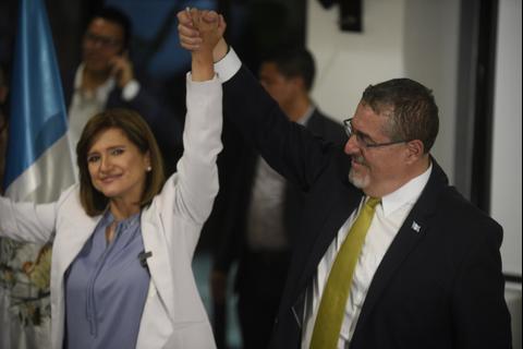 fotografía del binomio electo Bernardo Arévalo y Karin Herrera