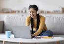educación remota joven mujer india en auriculares-estudiando con ordenador