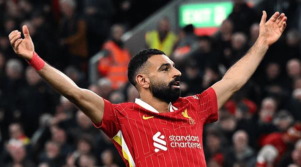 Mohamed Salah vistiendo la camisola roja del Manchester United.