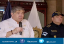 Fotografía del corrupto Francisco Jiménez con camisa blanca y sosteniendo un micrófono