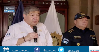 Fotografía del corrupto Francisco Jiménez con camisa blanca y sosteniendo un micrófono
