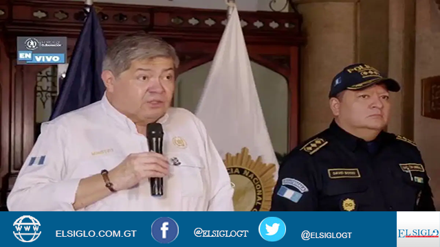 Fotografía del corrupto Francisco Jiménez con camisa blanca y sosteniendo un micrófono