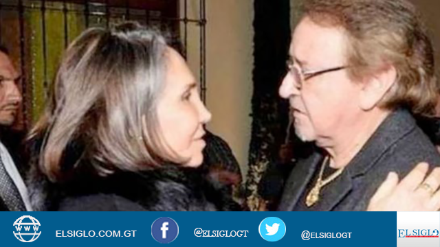Florinda Meza vestida de negro, encarando a Carlos Villagrán.