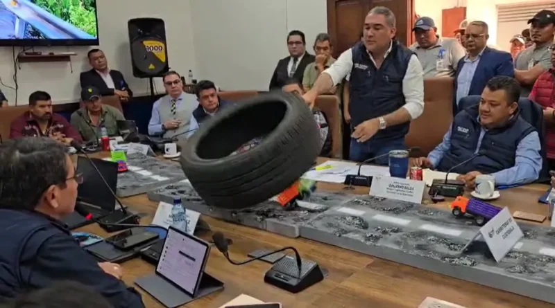 fotografía del narco diputado Luis Aguirre lanzando una llanta.