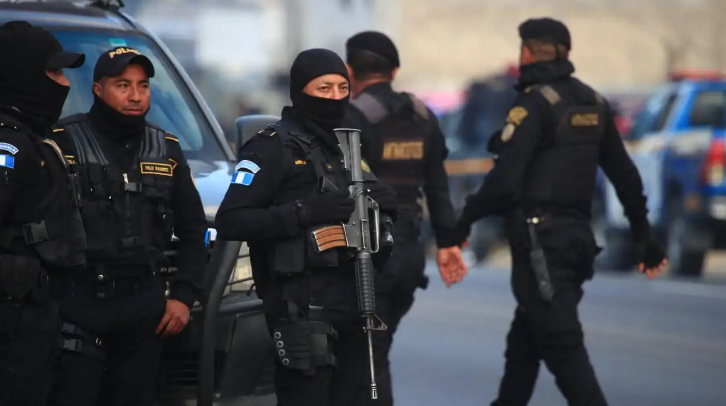 Agentes de PNC en zona 16