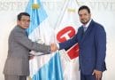 Allan Guevara destituido como viceministro de Infraestructura en plena crisis en el MICIVI 3 Allan Guevara dándole la mano al ministro del MICIVI
