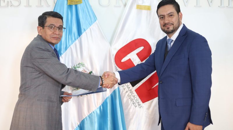 Allan Guevara dándole la mano al ministro del MICIVI