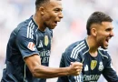 Imagen de jugadores del Real Madrid con su uniforme azul celebrando la victoria contra el Oviedo