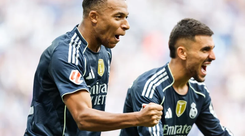 Imagen de jugadores del Real Madrid con su uniforme azul celebrando la victoria contra el Oviedo