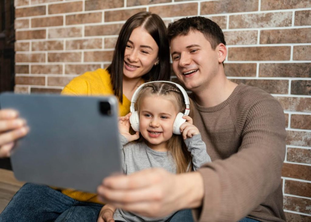 La vida familiar migra al entorno digital en América Latina: 99% ya se comunica en línea 1 Familias Conectadas 2 1