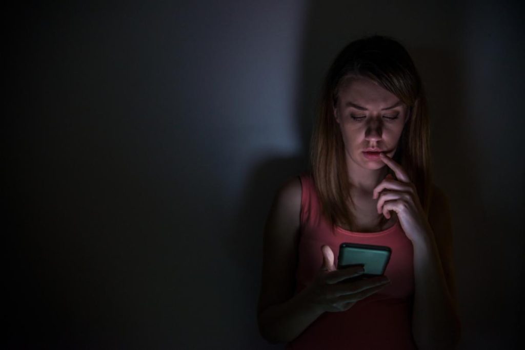 1 de cada 5 mujeres descubre apps de espionaje en su propio celular 1 Stalkware Kaspersky