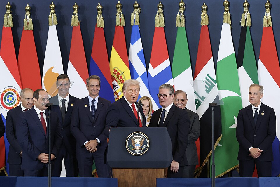 ¿ES COHERENTE EL "NO A LA GUERRA” DE PEDRO SÁNCHEZ CONTRA TRUMP? 1 US President Donald Trump speaks at the 2025 Sharm El Sheikh Peace Summit 02