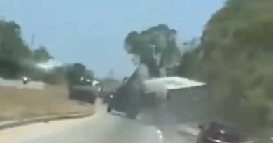 Captan el momento exacto del brutal accidente de un tráiler en ruta al Atlántico