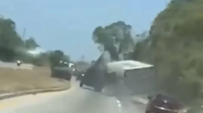 Captan el momento exacto del brutal accidente de un tráiler en ruta al Atlántico