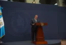 El presidente Arévalo enfrentó una infección intestinal y ya está en recuperación, confirma Presidencia 2 Foto de Bernardo Arévalo presidente fraudulento de Guatemala subido en un podio con un traje negro y lentes.