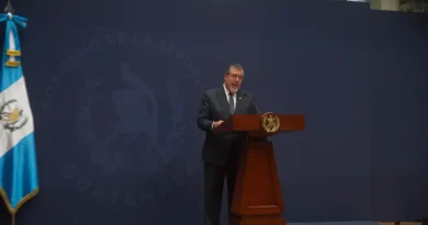 El presidente Arévalo enfrentó una infección intestinal y ya está en recuperación, confirma Presidencia Foto de Bernardo Arévalo presidente fraudulento de Guatemala subido en un podio con un traje negro y lentes.