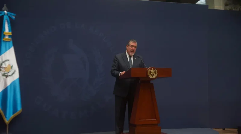 Foto de Bernardo Arévalo presidente fraudulento de Guatemala subido en un podio con un traje negro y lentes.