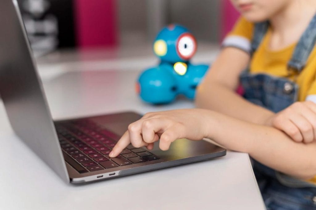 La IA conquista el interés de los niños y plantea nuevos retos para su seguridad digital 1 Nin os IA e Internet