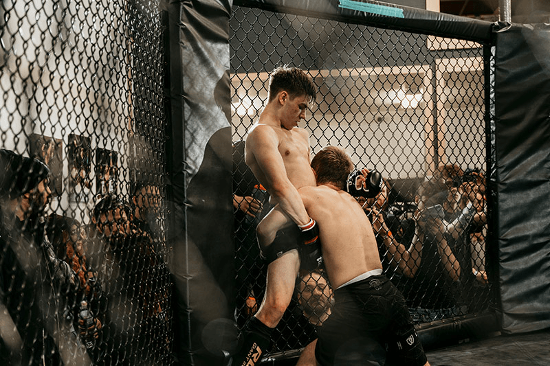 Por qué la lucha junto a la reja en MMA exige una técnica diferente a la del centro del octágono 1 image 23